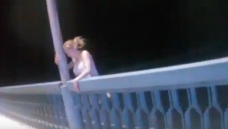 Появилось видео спасения девушки от суицида в Павлодаре