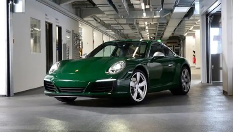 С конвейера сошел миллионный Porsche 911