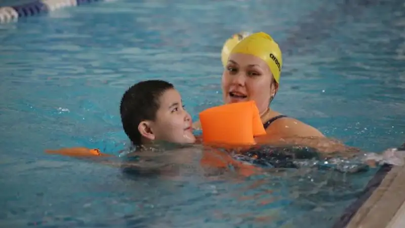 плавание, особенные дети, фото - Новости Zakon.kz от 06.05.2022 11:53