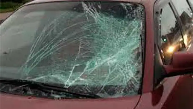 На трое суток арестовали жителя Актобе, выкинувшего пустую бутылку с балкона на машину