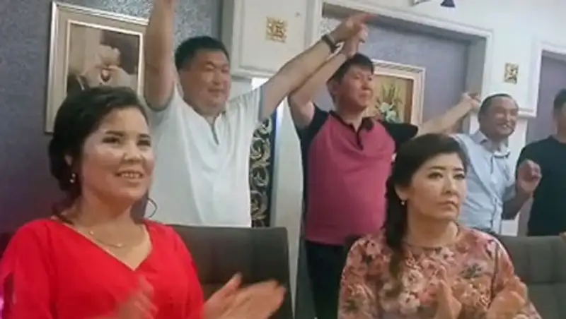 За участие в застолье во время карантина отстранен от работы полицейский Шымкента