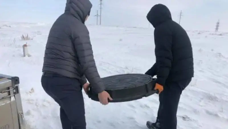 Жители Астаны сами стали закрывать люками колодцы