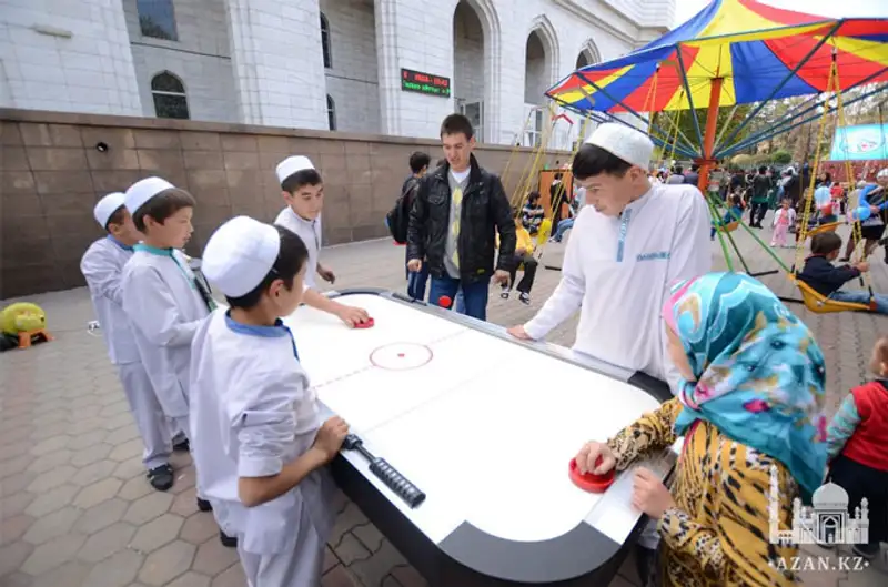 В Центральной мечети Алматы прошел Курбан-айт для детей В Центральной мечети Алматы прошел Курбан-айт для детей, фото - Новости Zakon.kz от 17.10.2013 21:23