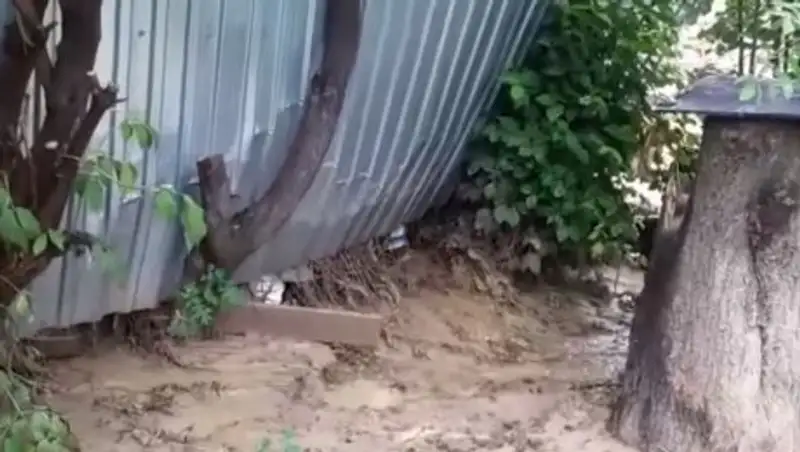 В Наурызбайском районе Алматы буйство стихии породило соседские "войны"