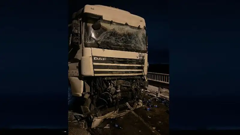 На трассе рядом с Уральском при лобовом столкновении фур погиб водитель