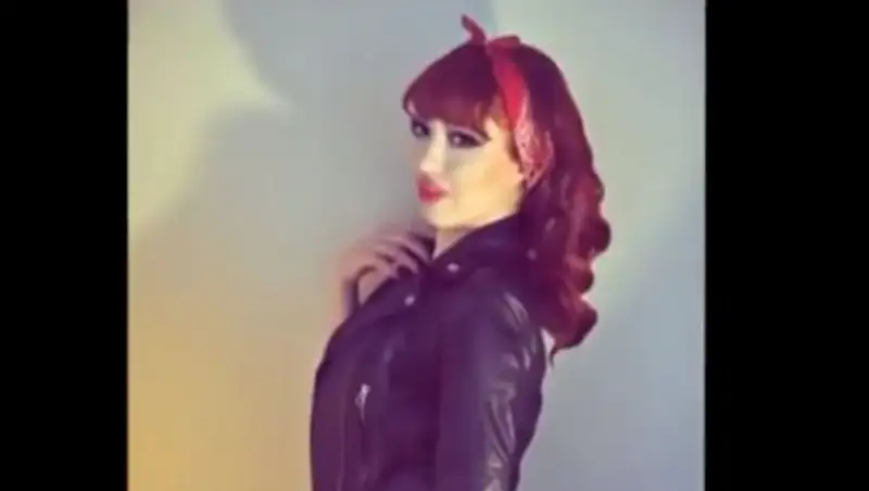 Стюардесса лишилась работы за участие в откровенных съемках