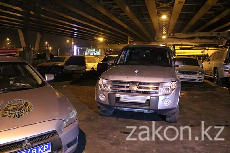 В Алматы группа подвыпивших молодых людей «атаковала» штрафстоянку (фото), фото - Новости Zakon.kz от 25.11.2013 17:35