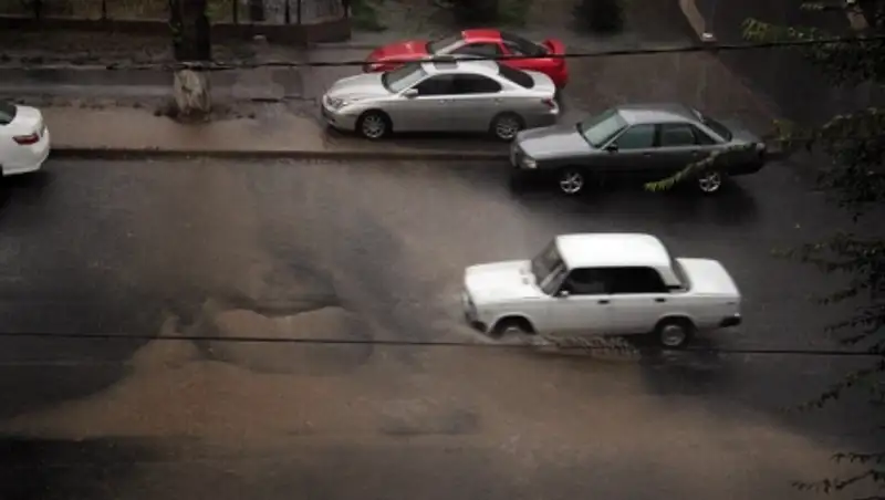 На дорогах Алматы из-за проливного дождя наблюдаются заторы; произошло более 10 ДТП