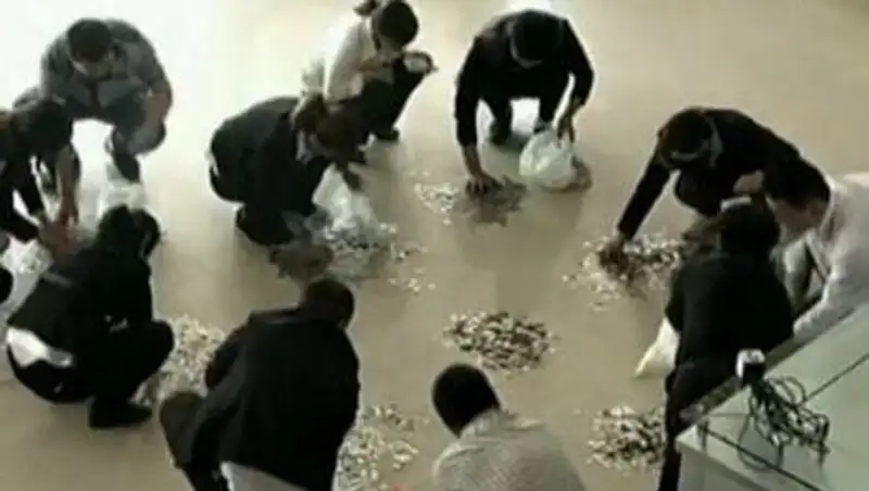 Китаец купил новый автомобиль, вывалив в магазине 5 тонн монет в 1 юань