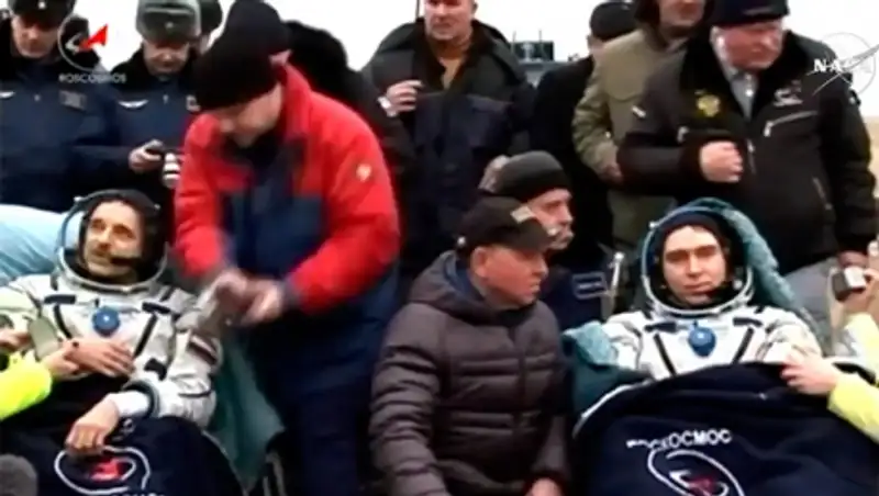 Космонавтам не удалось самостоятельно выбраться из спускаемой капсулы