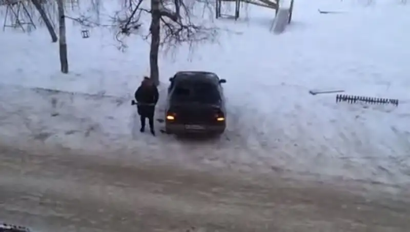 Жительница Ангарска разбила автомобиль бывшего мужа кувалдой