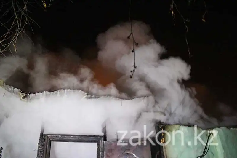 В Алматы в частном доме произошел пожар из-за взрыва отопительного оборудования (фото) В Алматы в частном доме произошел пожар из-за взрыва отопительного оборудования (фото), фото - Новости Zakon.kz от 25.11.2013 17:53