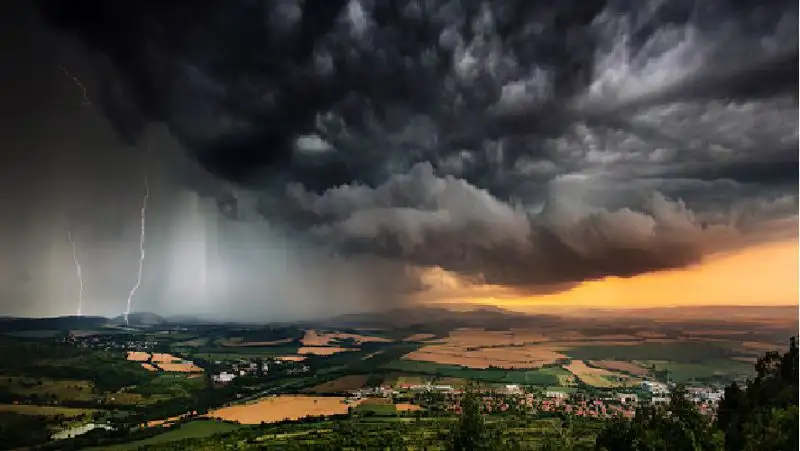 Гроза и сильный ветер – штормовое предупреждение объявлено в пяти областях Казахстана