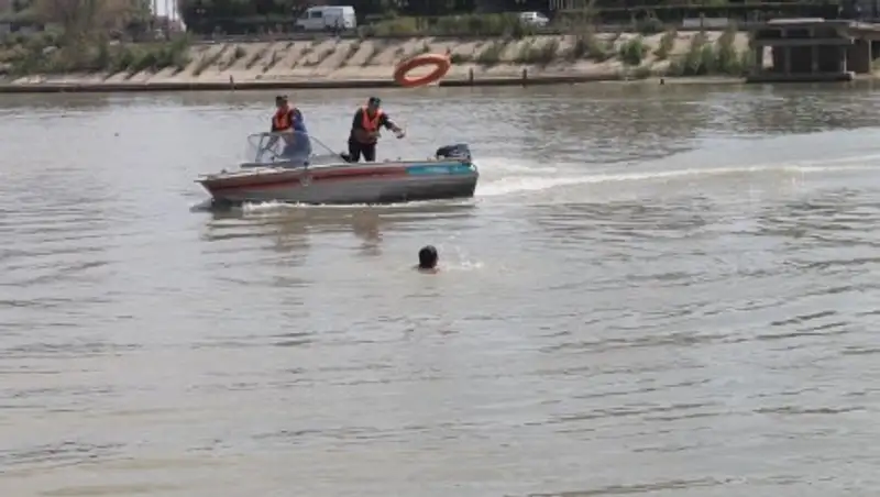 В Атырау трое парней чуть не утонули, решив переплыть реку Урал