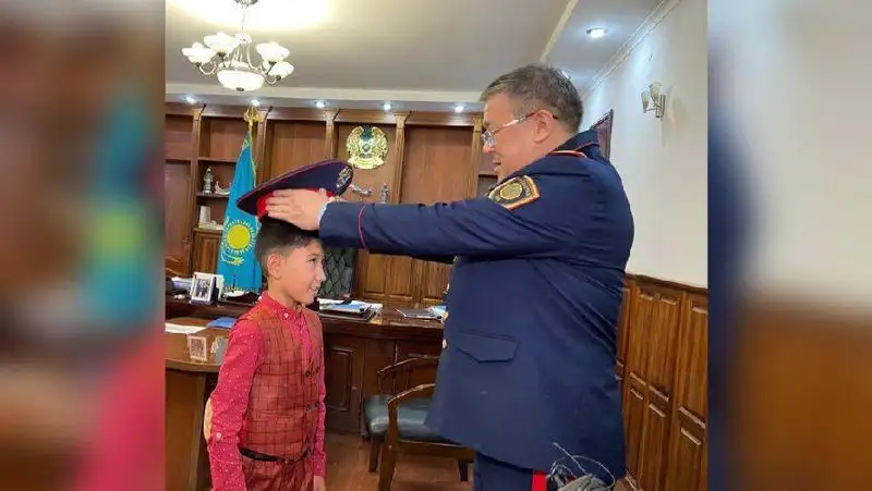 Главный полицейский Шымкента исполнил мечту мальчика из Сарыагаша