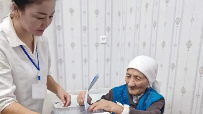 В Мангистау проголосовала самая пожилая избирательница