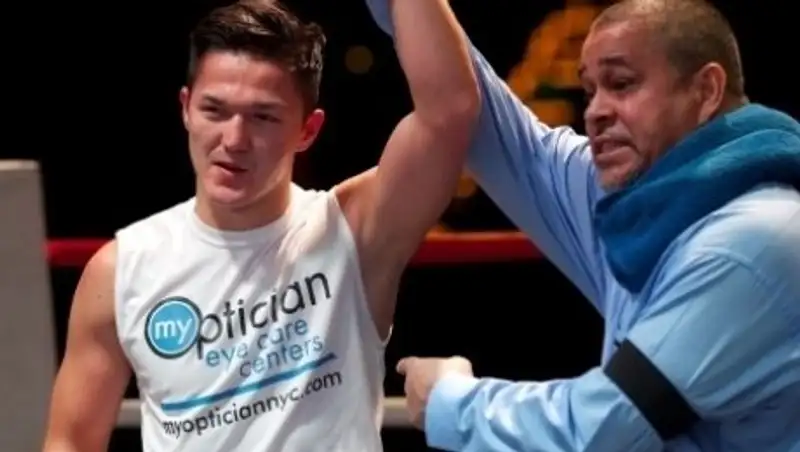 Лучший полицейский Нью-Йорка из Казахстана нокаутом одержал 13-ю победу на профи-ринге