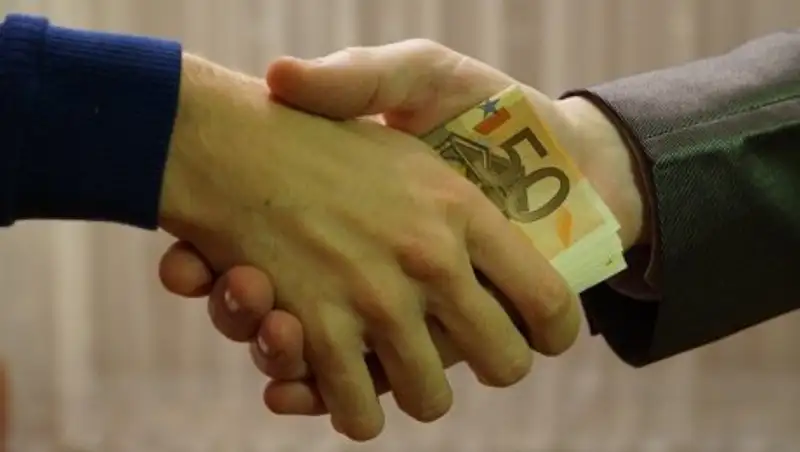 Подозреваемым в получении взятки сотрудникам ДГД Астаны продлили срок ареста