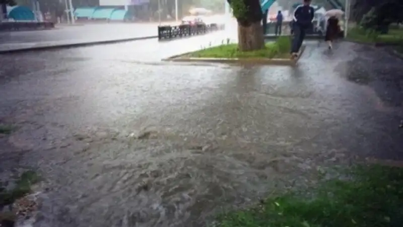 В Алматы продолжают ликвидировать последствия стихии