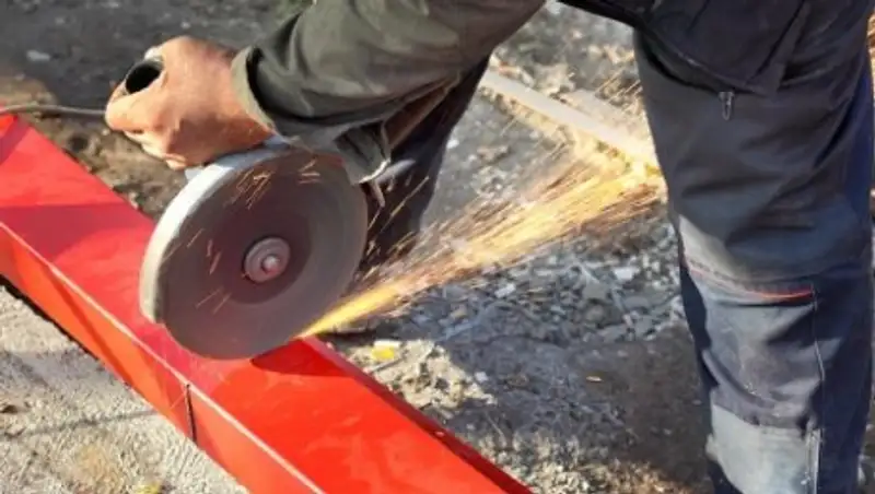 Павлодар облысында жұмысшының тамағын шарқайрақпен тіліп кетті