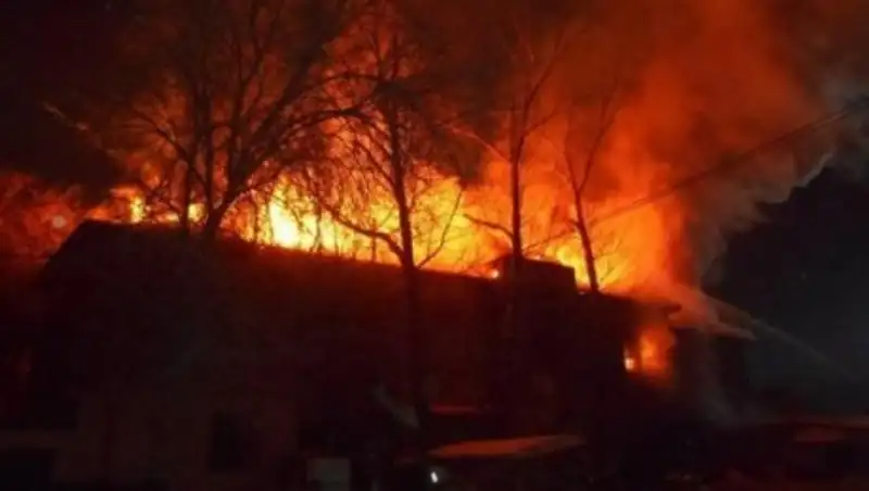 В Аягозе тушили крупный пожар в жилом многоквартирном доме