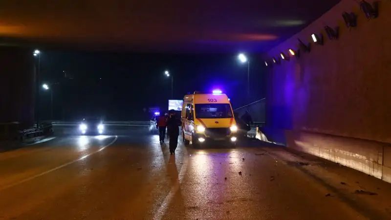 В Алматы водитель Hyundai Sonata налетел на отбойник и врезался в стену тоннеля на пр.Аль-Фараби, фото - Новости Zakon.kz от 12.12.2022 06:19