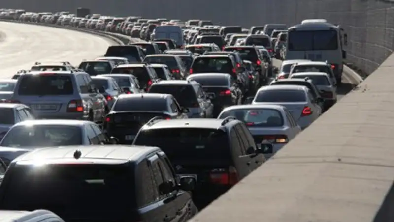 Президент распорядился решить вопрос с пробками в Алматы