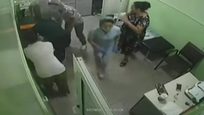 Врач реанимировал умершего ребенка и попал на видео