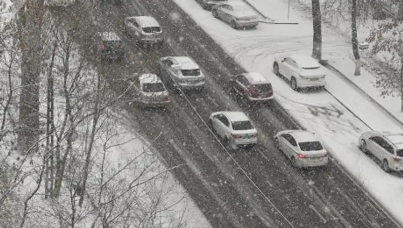 Более 4 тысяч кубометров снега вывезли за ночь в Алматы
