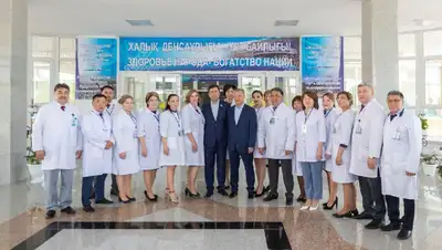 аким ВКО Даниал Ахметов с врачами области, фото - Новости Zakon.kz от 19.06.2022 10:41