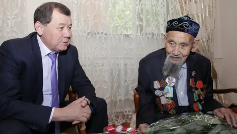 Аким Жамбылской области поздравил ветеранов с Днем Победы