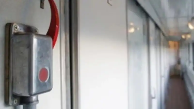 Проводнику пришлось сорвать стоп-кран, чтобы спасти запрыгнувшего на поезд мужчину