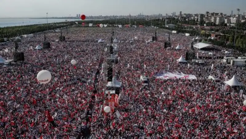 В Стамбуле сотни тысяч человек вышли на акцию протеста против Эрдогана