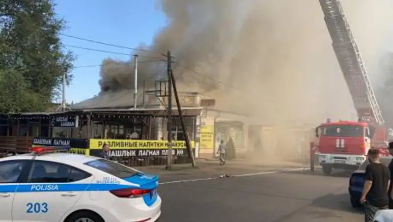 В Алматы горел минимаркет
