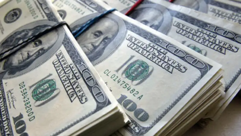 Женщина пыталась разменять фальшивые доллары в банке