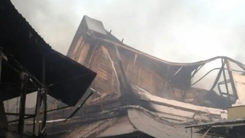 В Туркестане полностью сгорел центральный рынок