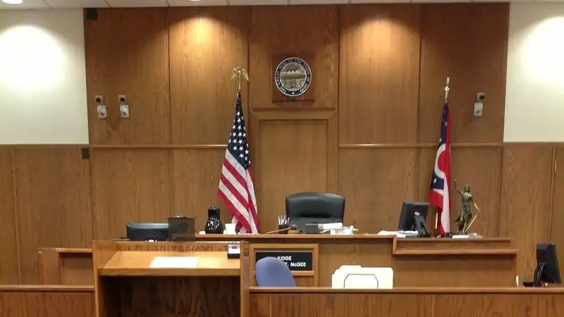 Голливудский актер Эзра Миллер признал вину по делу о краже со взломом