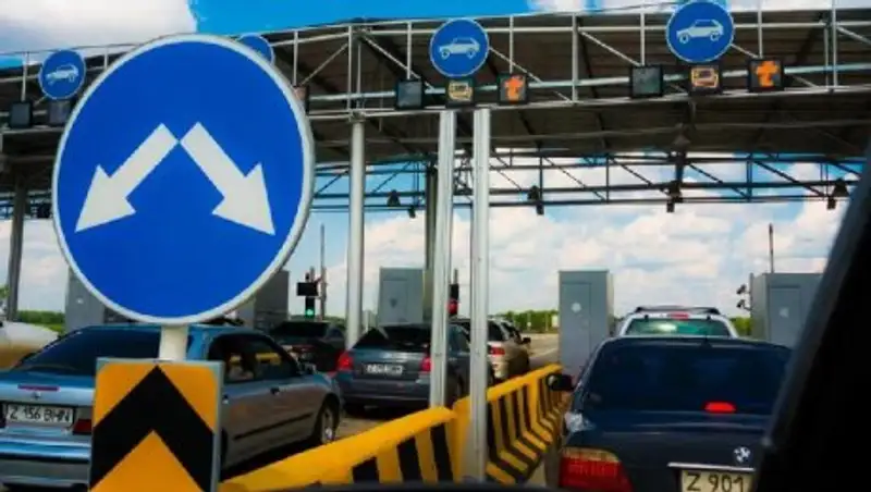Три автодороги станут платными в Казахстане в 2018 году