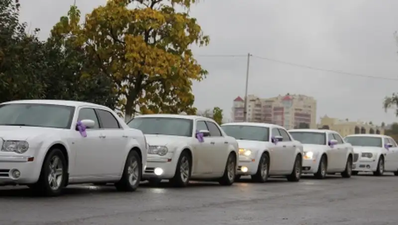 Свадебный кортеж перекрыл проезжую часть на новом мосту в Семее