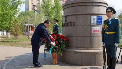 Смаилов возложил цветы к памятнику Маншук Маметовой, фото - Новости Zakon.kz от 09.05.2023 11:18