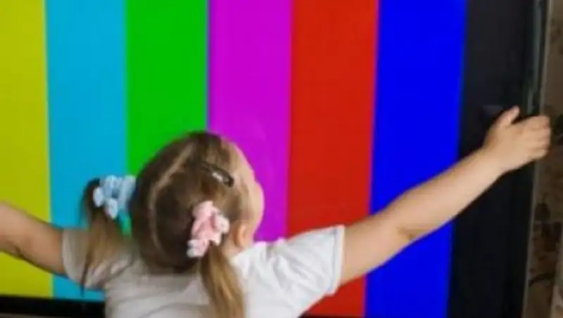 В Мангистау на пятилетнюю девочку упал телевизор