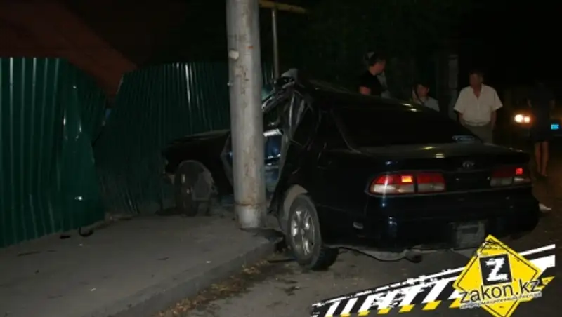 В жуткую аварию попала водитель Тойоты в Алматы