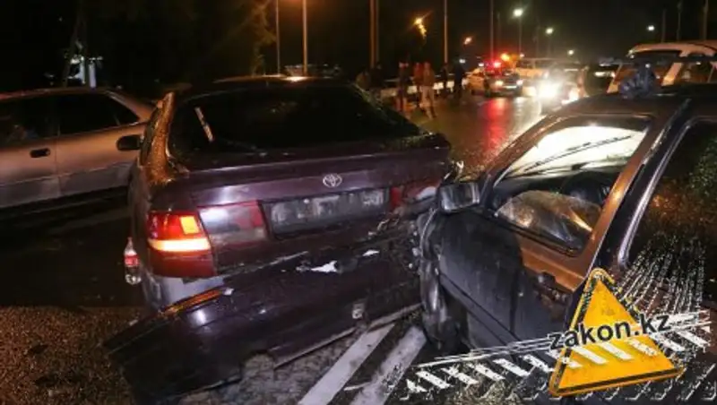 В Алматы на мосту столкнулись четыре автомобиля