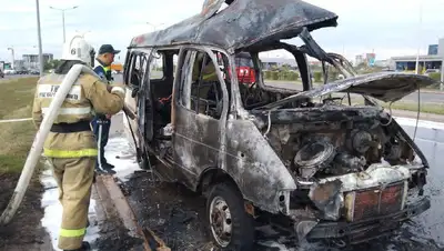 «Газель» сгорела дотла в Нур-Султане, фото - Новости Zakon.kz от 29.07.2022 10:23