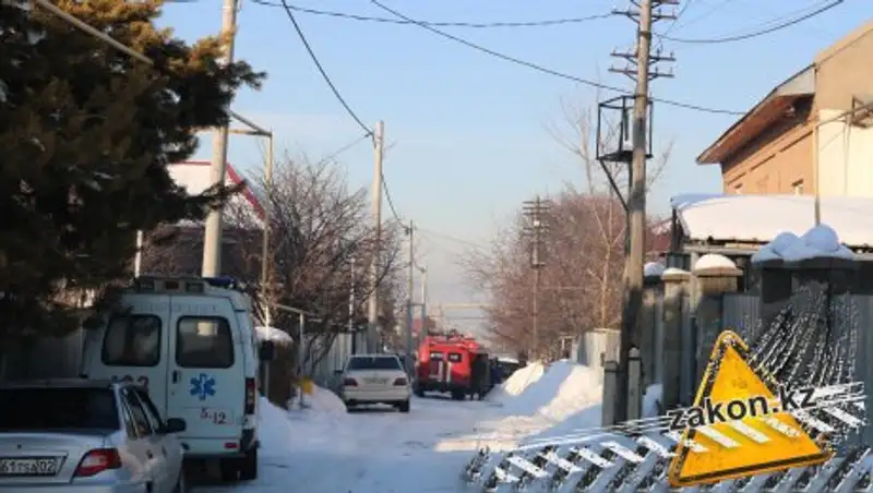 В Алматы при пожаре в гараже пострадал мужчина