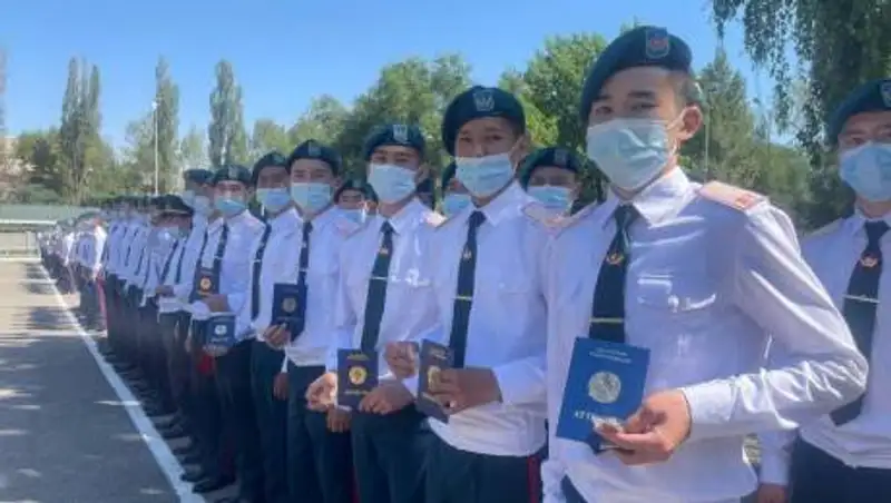 Выпускники военной школы Алматы получили аттестаты о среднем образовании