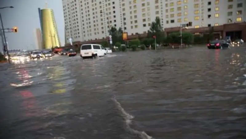 Последствия ливня в Астане устраняют коммунальные службы