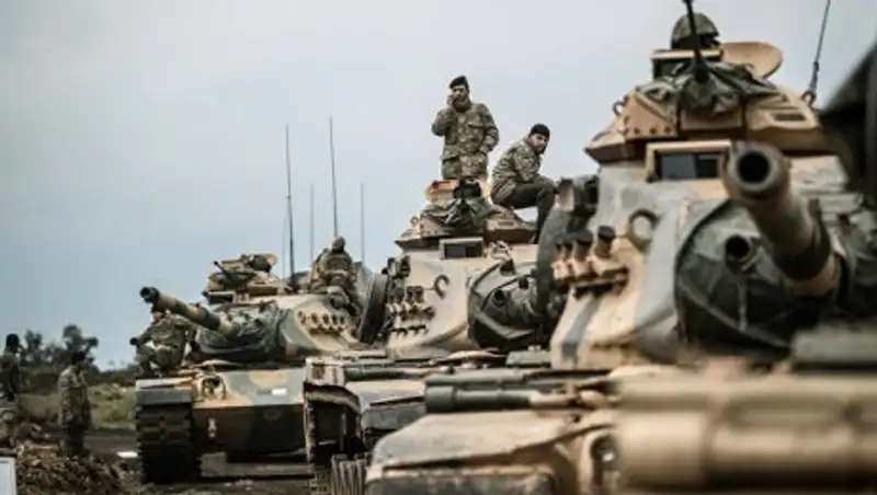 Турция стягивает военную технику к сирийской границе