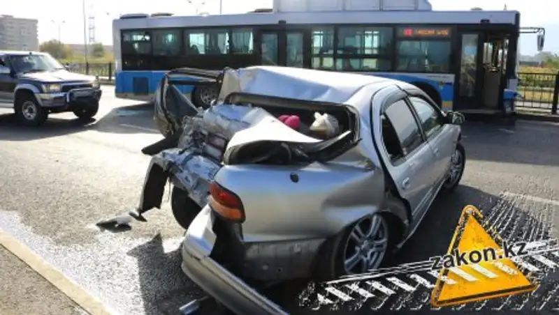 Автобус протаранил легковушку в Алматы
