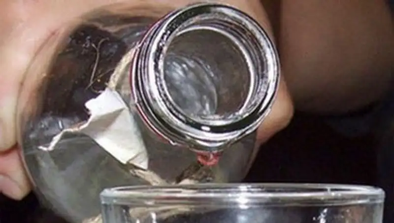 В Костанайской области за отказ выпить водки мужчина напал на своего знакомого с ножом